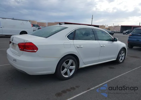 2013 Volkswagen Passat 2.5L Se z USA, uszkodzony, nr VIN 1VWBP7A30DC055751